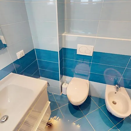 Apartament 2p Avec Terrasse Calme En Plein Centre De Menton, Proche Et Commerces - Fr-1-196-348
